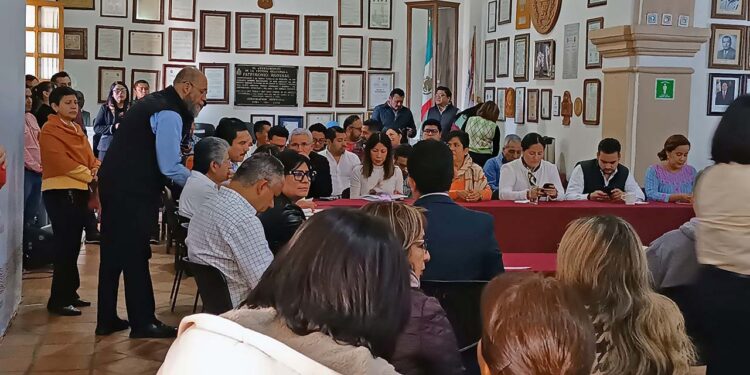 Foto: Lisbeth Mejía Reyes // Sesiona el comité interno de entrega -recepción, en el palacio municipal.