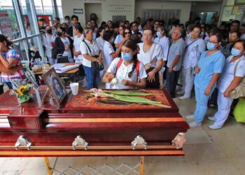 Fotos: Adrián Gaytán // Las compañeras de Vianney, con profundo dolor y zozobra, se despidieron de una gran enfermera y amiga.