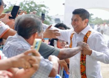 Foto: Gobierno de Oaxaca // Salomón Jara se acercó a saludar a los istmeños que se acercaron a escuchar su II Informe.