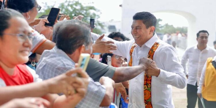 Foto: Gobierno de Oaxaca // Salomón Jara se acercó a saludar a los istmeños que se acercaron a escuchar su II Informe.