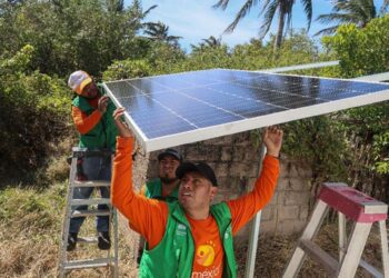 Foto: cortesía // Se coloca un panel solar para generación de energía eléctrica en un hogar de Cachimbo, San Francisco Ixhuatán.
