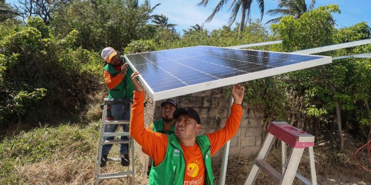 Foto: cortesía // Se coloca un panel solar para generación de energía eléctrica en un hogar de Cachimbo, San Francisco Ixhuatán.