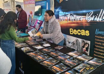 Se instalaron stands de las diferentes universidades que informaron a los visitantes sobre las características de las carreras que se ofrecen.
