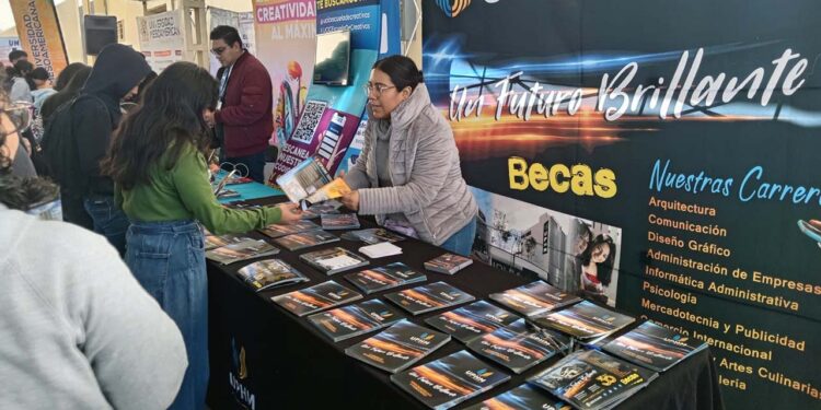 Se instalaron stands de las diferentes universidades que informaron a los visitantes sobre las características de las carreras que se ofrecen.