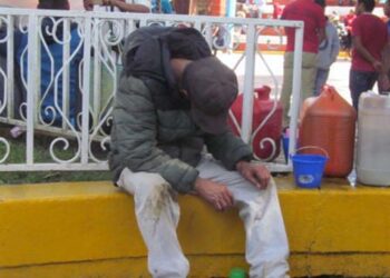 Siguen consumiendo alcohol personas de todas las edades de esta región.