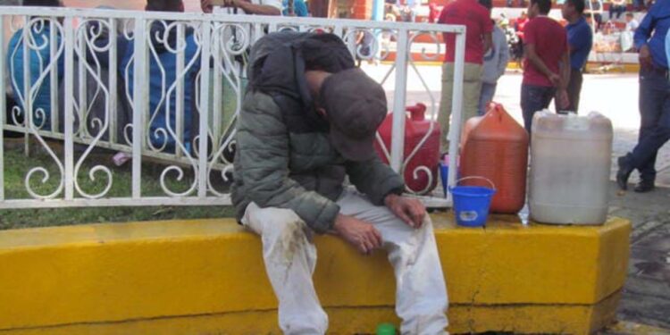 Siguen consumiendo alcohol personas de todas las edades de esta región.