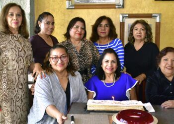 Foto: Rubén Morales // Sylvia Torres, Alma Delia Luis, Soco Antonio, María De Jesús Cuevas, Nohemí Santos, Teresita Peralta y Magy Gómez.