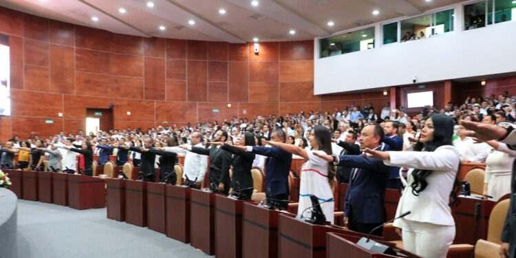 Foto: Adrián Gaytán // Toman protesta los nuevos integrantes de la LXVI Legislatura local.