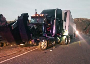 Tanto el tráiler como el camión de pasajeros fueron abandonados por sus choferes.