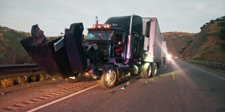 Tanto el tráiler como el camión de pasajeros fueron abandonados por sus choferes.