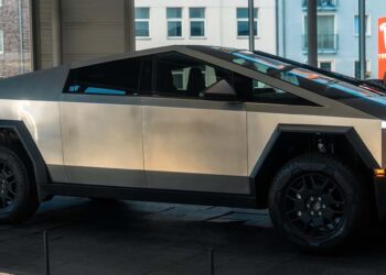 Tesla retira 2, 400 Cybertruck por fallas en transmisión eléctrica