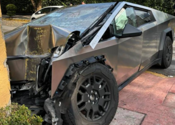 ¡Accidente destruye camioneta de 2.2 millones de pesos en la CDMX!