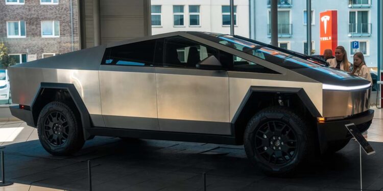 Tesla retira 2, 400 Cybertruck por fallas en transmisión eléctrica