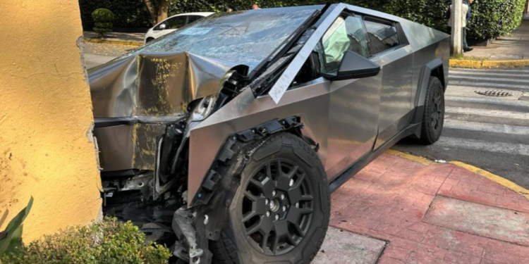 ¡Accidente destruye camioneta de 2.2 millones de pesos en la CDMX!