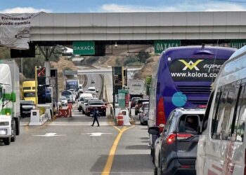 Foto: Luis Alberto Cruz // Transportistas señalan el mal estado de la supercarretera Oaxaca-Cuacnopalan.