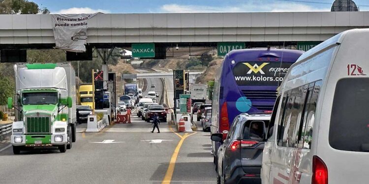 Foto: Luis Alberto Cruz // Transportistas señalan el mal estado de la supercarretera Oaxaca-Cuacnopalan.