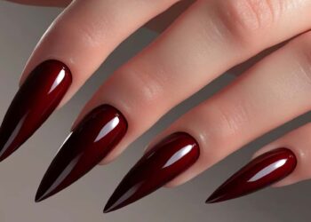 Uñas Chrome Borgoña: La tendencia de manicura para este invierno