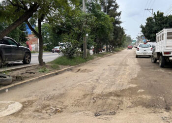 Foto: Adrián Gaytán // Uno de los laterales de Símbolos Patrios, de alto riesgo para los automovilistas ante los baches que se formaron por la obra inconclusa.