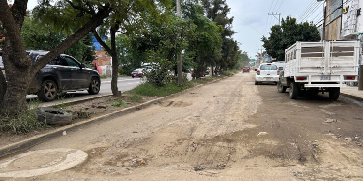 Foto: Adrián Gaytán // Uno de los laterales de Símbolos Patrios, de alto riesgo para los automovilistas ante los baches que se formaron por la obra inconclusa.