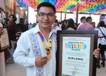 Foto: Adrián Gaytán // Uriel de Jesús Santiago Velasco recibió el Premio Estatal de la Juventud 2024 en la categoría de actividades artísticas.
