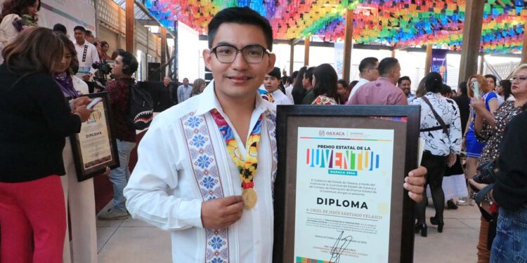 Foto: Adrián Gaytán // Uriel de Jesús Santiago Velasco recibió el Premio Estatal de la Juventud 2024 en la categoría de actividades artísticas.
