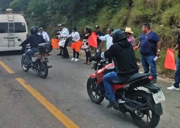 Un motociclista fue despojado de su unidad de motor sin que se pudiera localizar a los asaltantes.