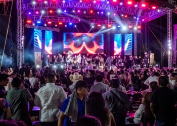 Un éxito, concierto inaugural de  fiestas de Puerto Escondido