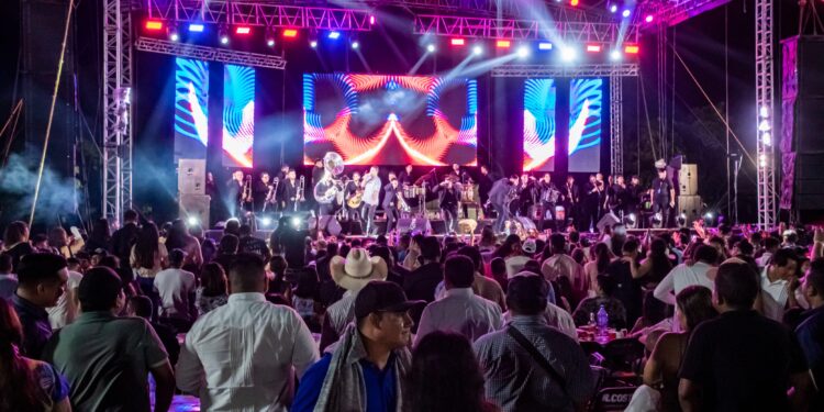 Un éxito, concierto inaugural de  fiestas de Puerto Escondido