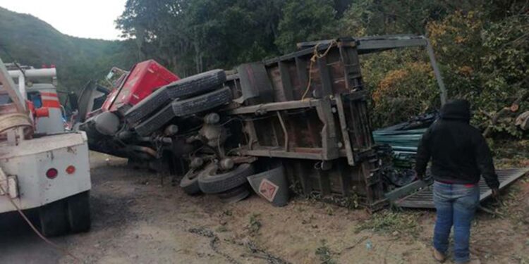 Vuelca en la carretera Mixteca.