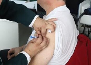 ¡IMSS recomienda vacunarse contra Influenza y COVID-19 en la temporada invernal!