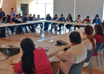Foto: Gobierno de Oaxaca // Vecinos del Crestón reciben información sobre la zona de reserva ecológica.
