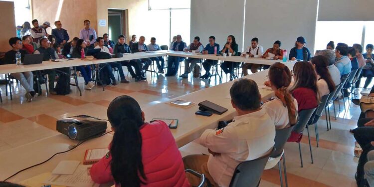 Foto: Gobierno de Oaxaca // Vecinos del Crestón reciben información sobre la zona de reserva ecológica.