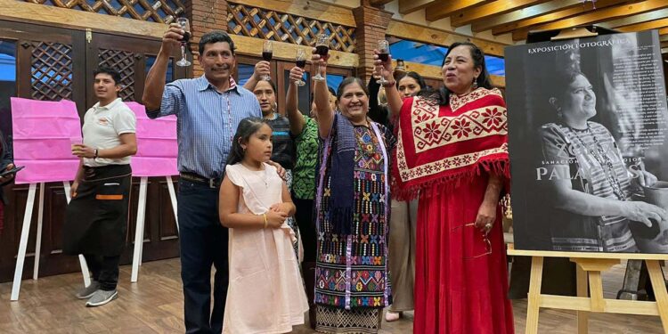 Zoila Palacios Osorio fue sorprendida con una invitación a una exposición fotografía de su autoría.