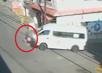 VIDEO | Abuelita muere arrollada por combi de transporte público en EDOMEX
