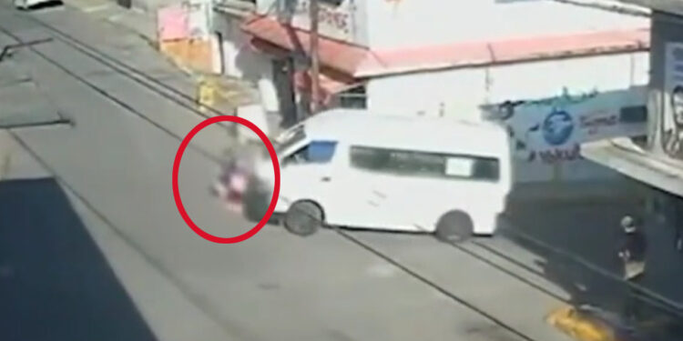 VIDEO | Abuelita muere arrollada por combi de transporte público en EDOMEX