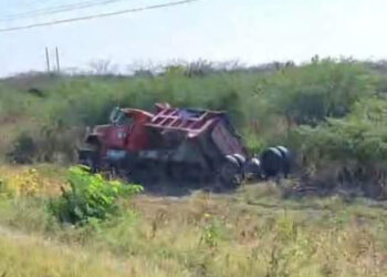 Aparatosa volcadura de camión volteo sobre la Carretera Transístmica 185
