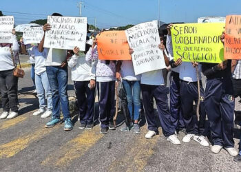 Padres de familia bloquean para exigir destitución del director de secundaria en Salina Cruz  