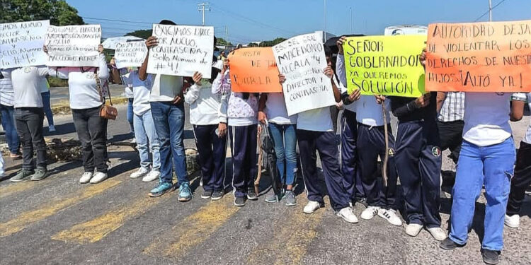 Padres de familia bloquean para exigir destitución del director de secundaria en Salina Cruz  