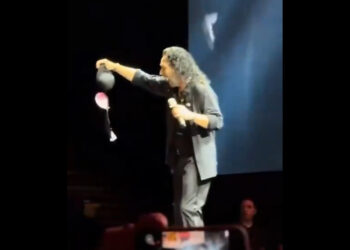 VIDEO | ¡Se pasan de lanzan con El Buki! Le arrojan brasier pleno concierto