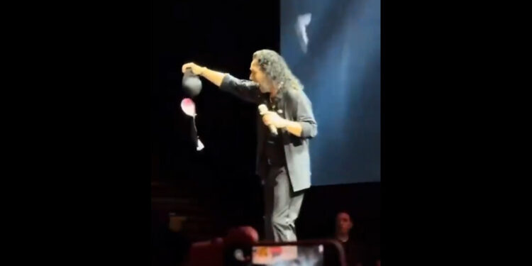 VIDEO | ¡Se pasan de lanzan con El Buki! Le arrojan brasier pleno concierto
