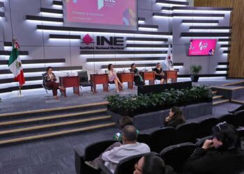 Foto: INE // Conversatorio Género, Inclusión y Democracia, con la participación de las Consejeras Rita Bell y Claudia Zavala.