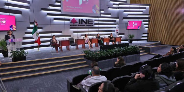 Foto: INE // Conversatorio Género, Inclusión y Democracia, con la participación de las Consejeras Rita Bell y Claudia Zavala.