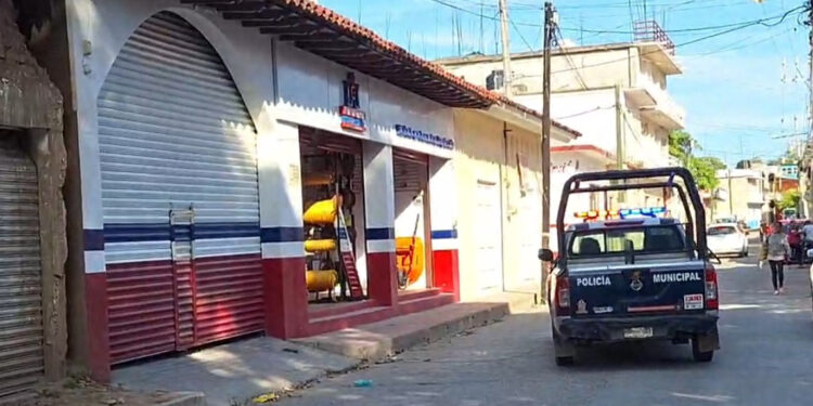 Nuevo atraco en Tehuantepec; asaltan ferretería López Lena