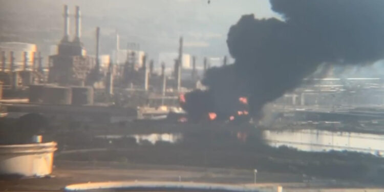 Genera pánico incendio en refinería Antonio Dovalí Jaime en Salina Cruz
