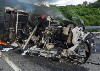 Vuelca violentamente camión y arde en llamas en la autopista a la Costa