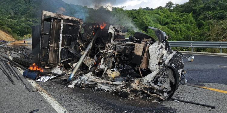 Vuelca violentamente camión y arde en llamas en la autopista a la Costa