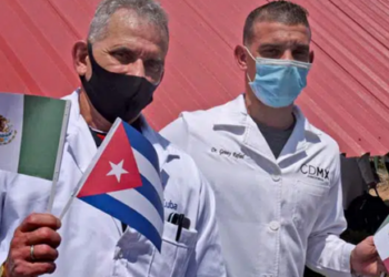 México recibe a 199 médicos cubanos para trabajar en comunidades remotas