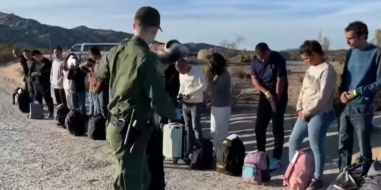 Texas ofrece terreno para centro de detención en el plan de deportaciones masivas de Trump