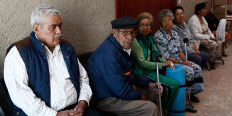 Ajuste al salario mínimo 2025: ¿Cómo afectará las pensiones del IMSS y el ISSSTE?