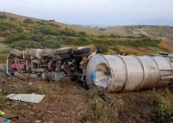 ¡Aparatosa volcadura de pipa con combustible en la Carretera Federal 190!